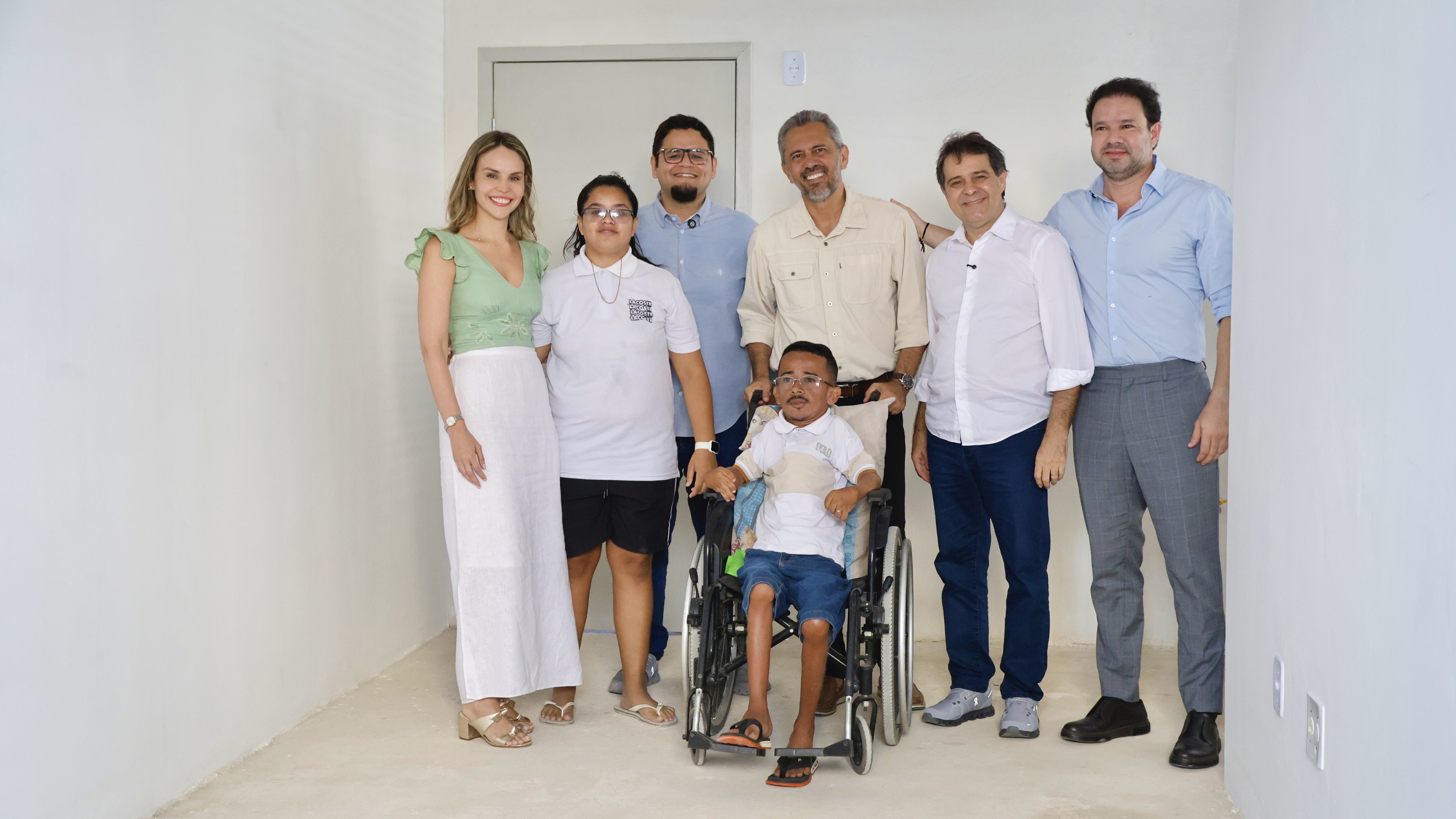 grupo de pessoas posa para a foto